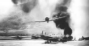 Attaque d'une base aérienne de Pearl Harbor par un zéro japonais.