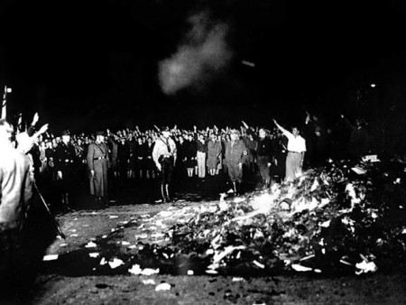 Autodafé de la nuit du 12 mai 1933, à Berlin en Allemagne. Il marque le début de "la fuite des cerveaux".